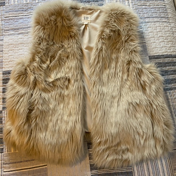 GAP Faux Fur Vest - Picture 1 of 3